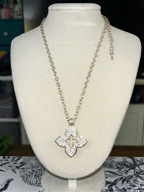 🚨 absolutely gorgeous, boutique Crystal Pavé Quatrefoil Pendant Necklace